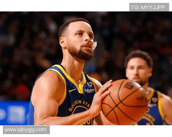 勇士与雄鹿热身赛库里状态回暖展现领袖风范引发球迷热议